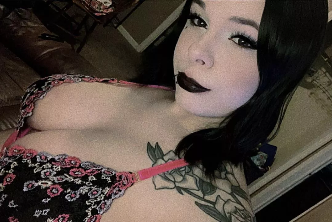 I’m so glad it’s almost summer, bringing out the bikini tops 🖤