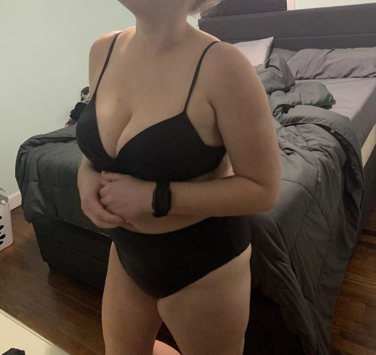 Let see how many thick loads we can shoot on and in my busty hotwife 😈 Pics and DM’s are preferred say anything you want, no limits ;)