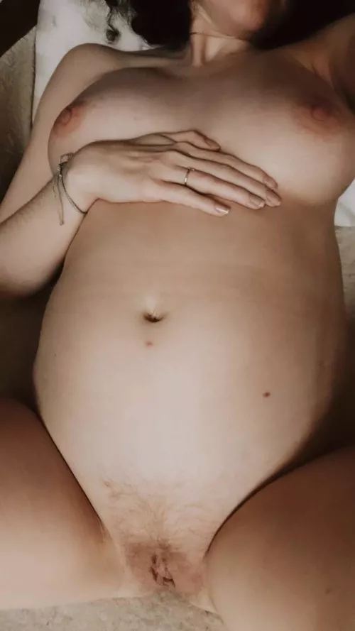 Small and preggo 😂 😘