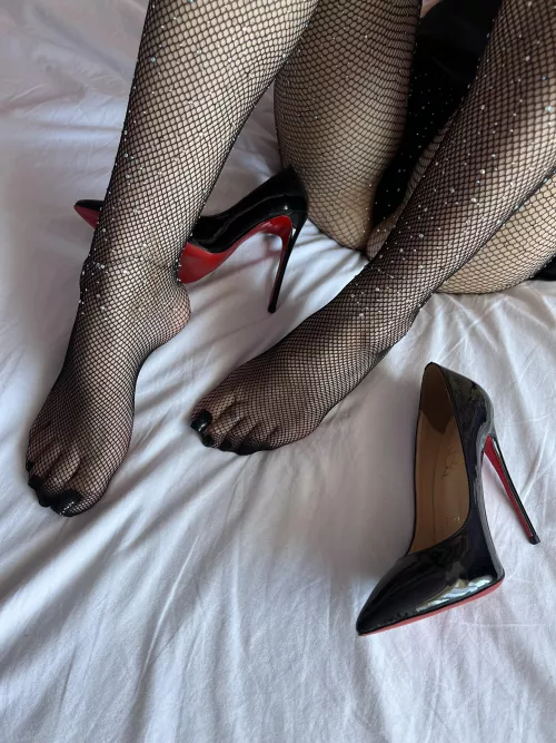 Who wanna help me to take off my Louboutins? 😍