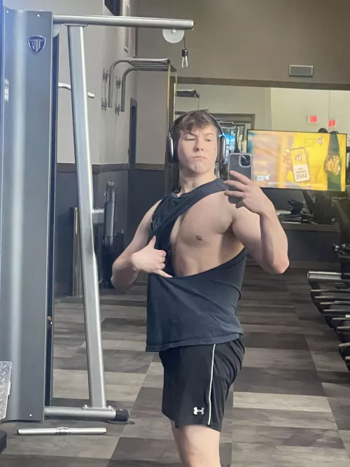 (23) Single and need a gym bro 😂💪🏼