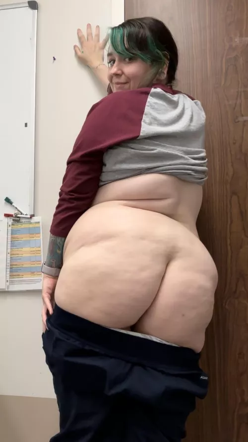 Ass out at work for your viewing pleasure 😋