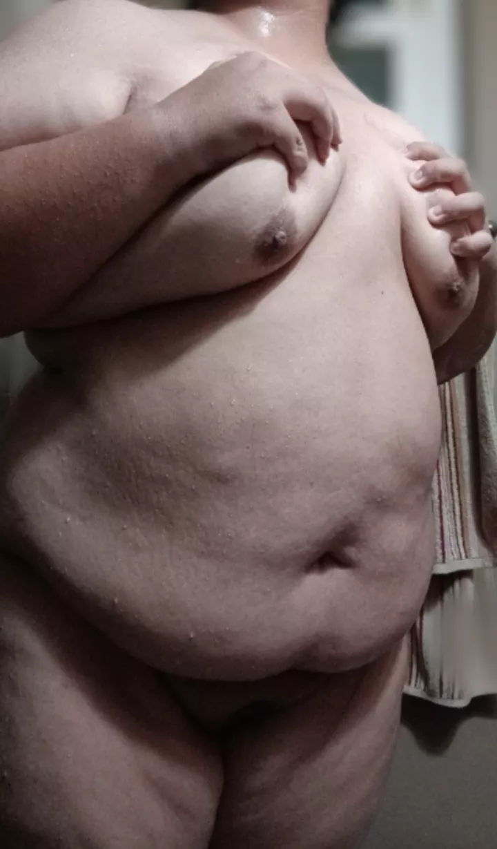 someone please suck my big moobs 😫😊