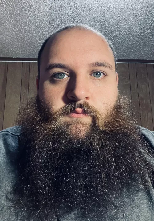 Are there any ladies in here that like big guys? If you’re a guy, don’t message me. If you’re a lady, let’s chat.