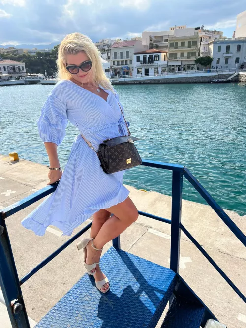 Do you like blonde MILFs?