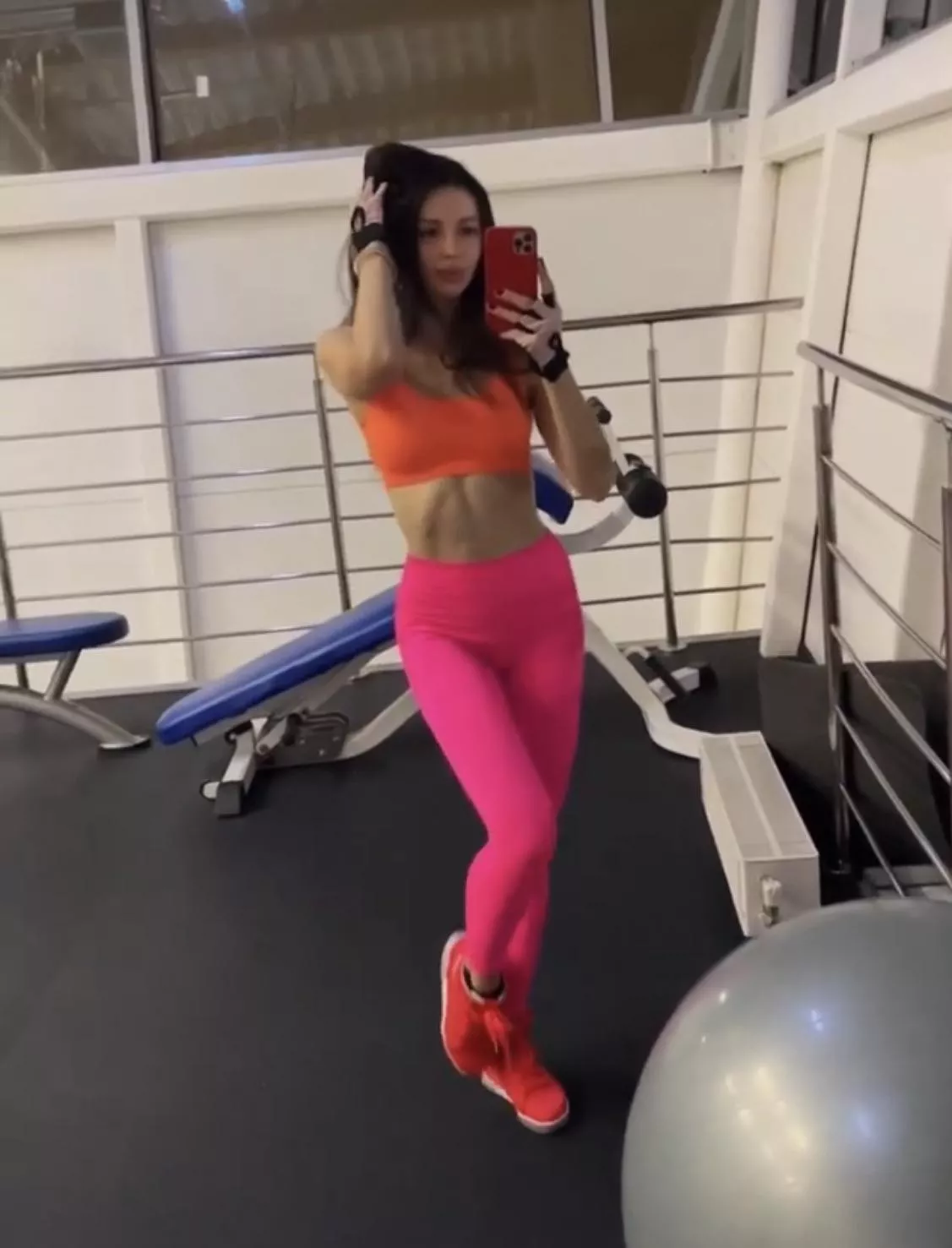 [F] working out makes me so horny 🥵