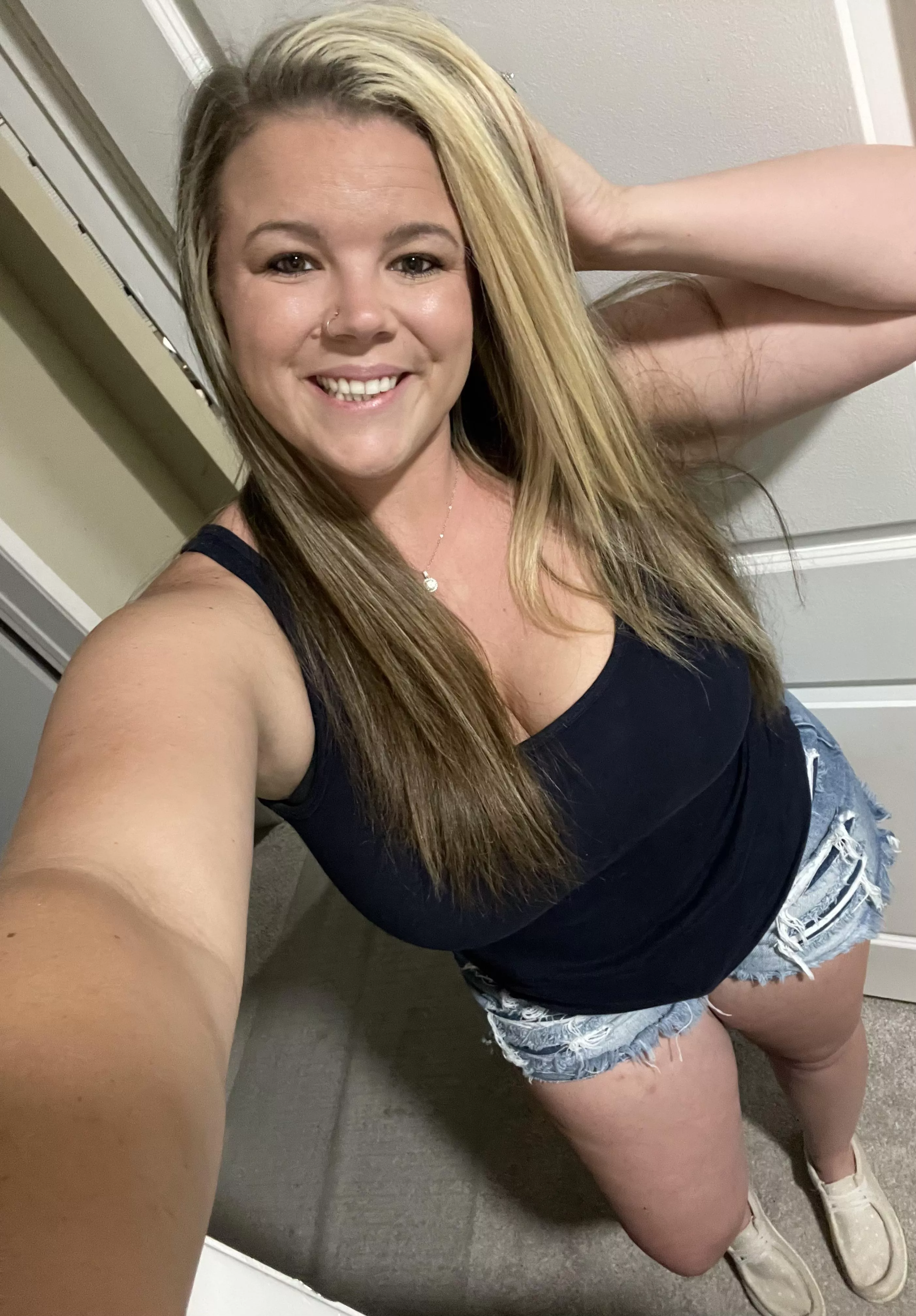 Just a pretty & curvy milf with a knack for sexy pics 🔥📸