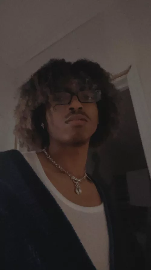 Lemme sit on ya lap while you play a game fr ☺️