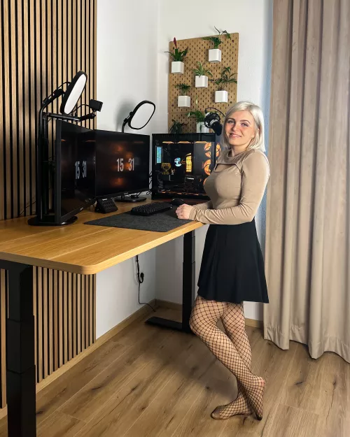 Pantyhose + Fishnet 🤫