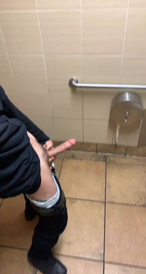 Sucking Me In The Bathroom?🚽