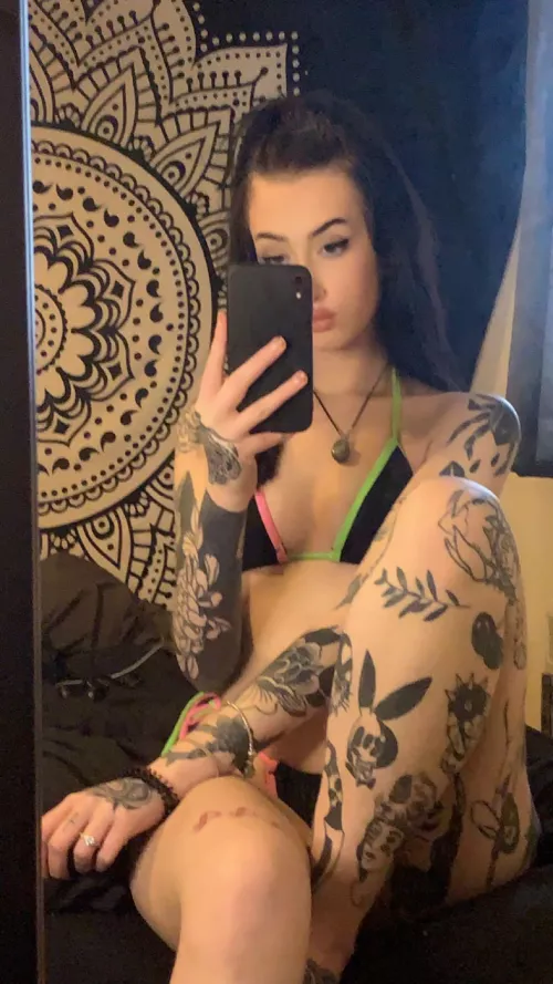 Tatted alt girl 🖤