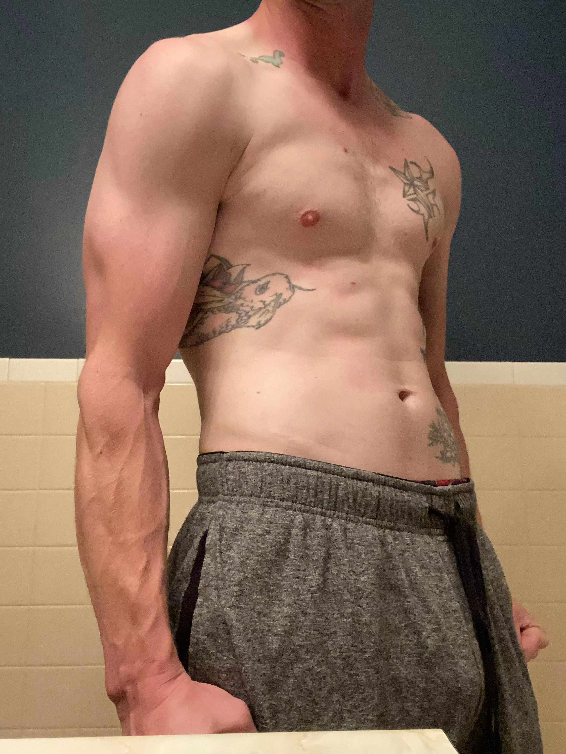 That farmers tan😅 maybe I should start to work without a shirt to even things out😂