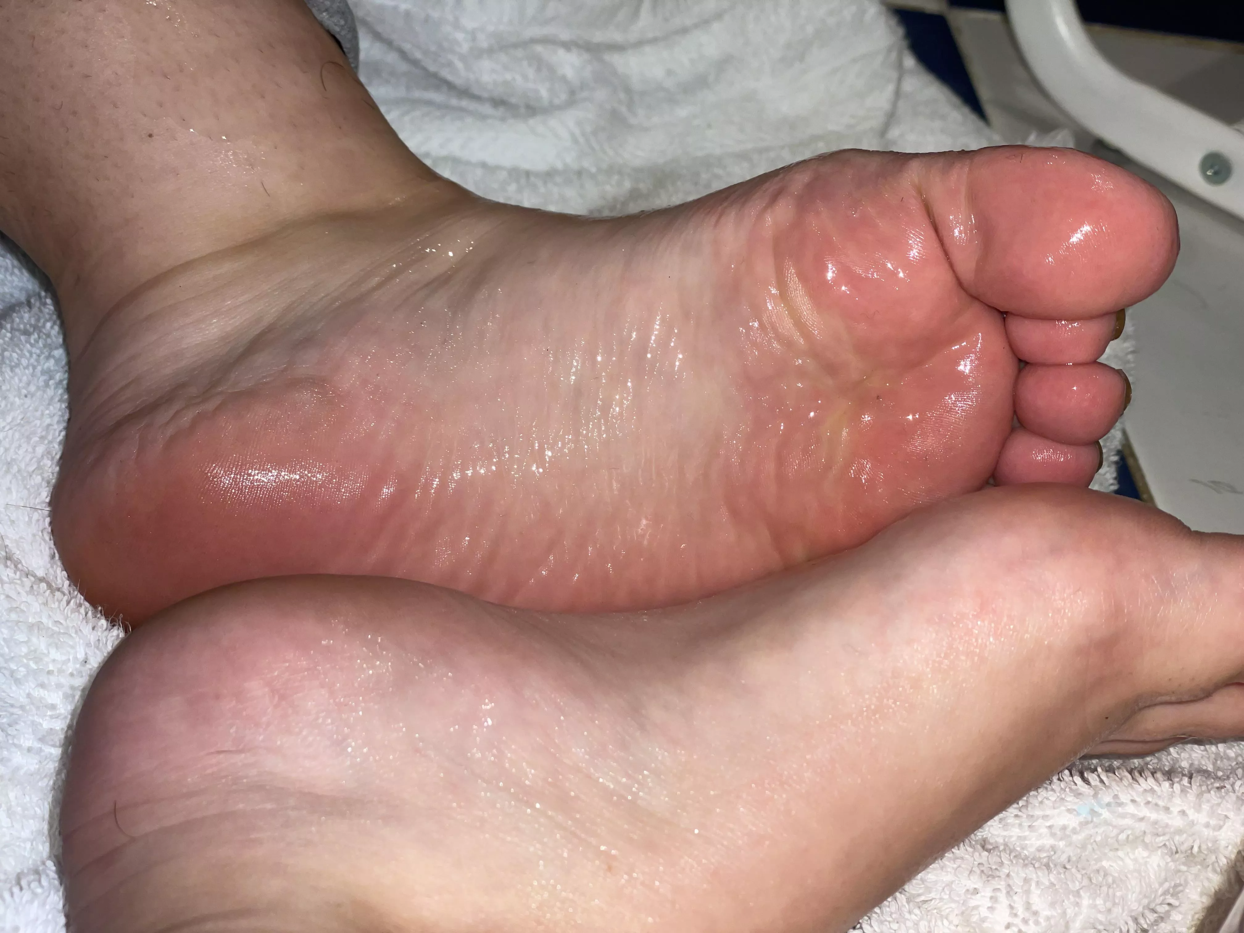 Wrinkly oily soles 😉 (OC)