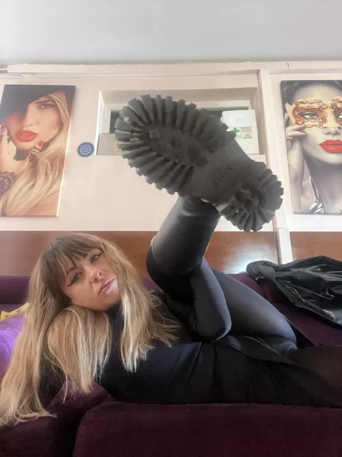 you re lucky your boot momma is here again today to impress you with her gorgeous attitude and......BOOTS! boots are the new boobs