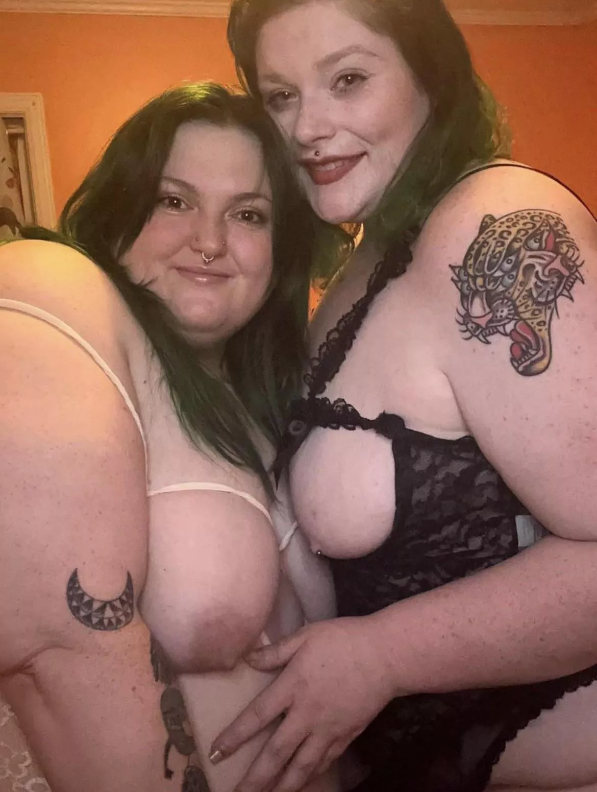 2 pretty best friends 💘