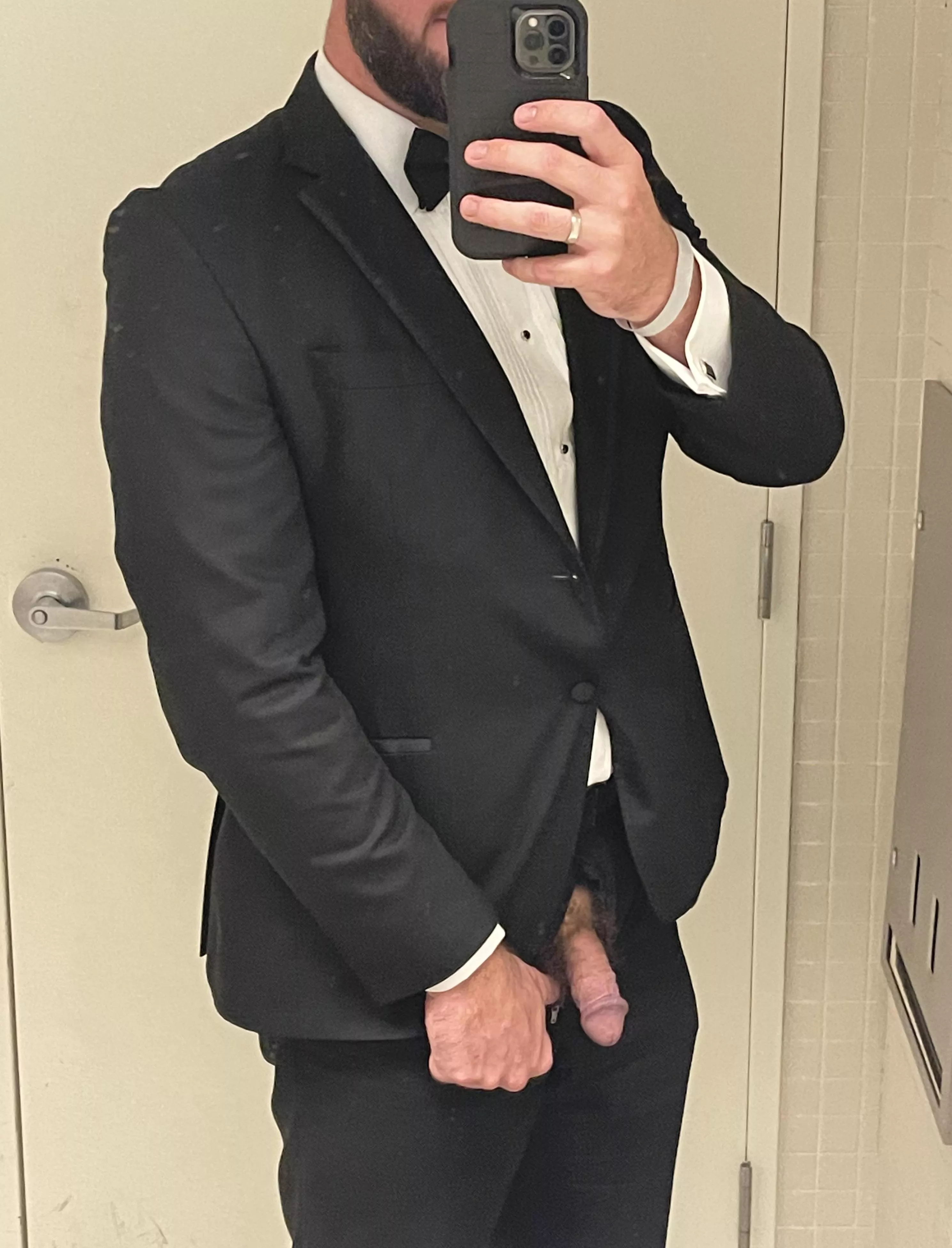 At a black tie affair in Dallas. Letting my pubes grow….. (40) Tall Texas dad