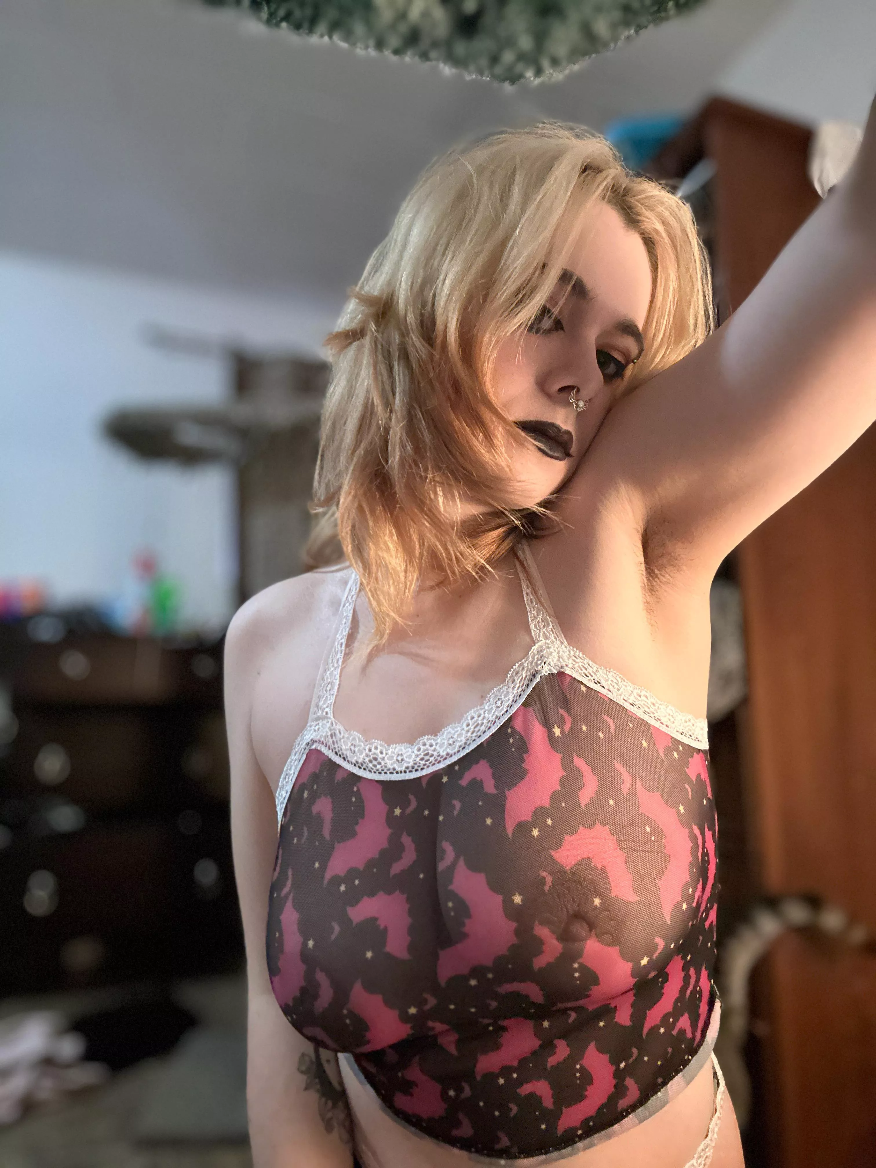 Can you see my nipples through the shirt🤭🤭