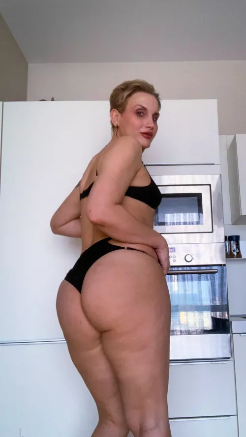 Could you please slap that ass?