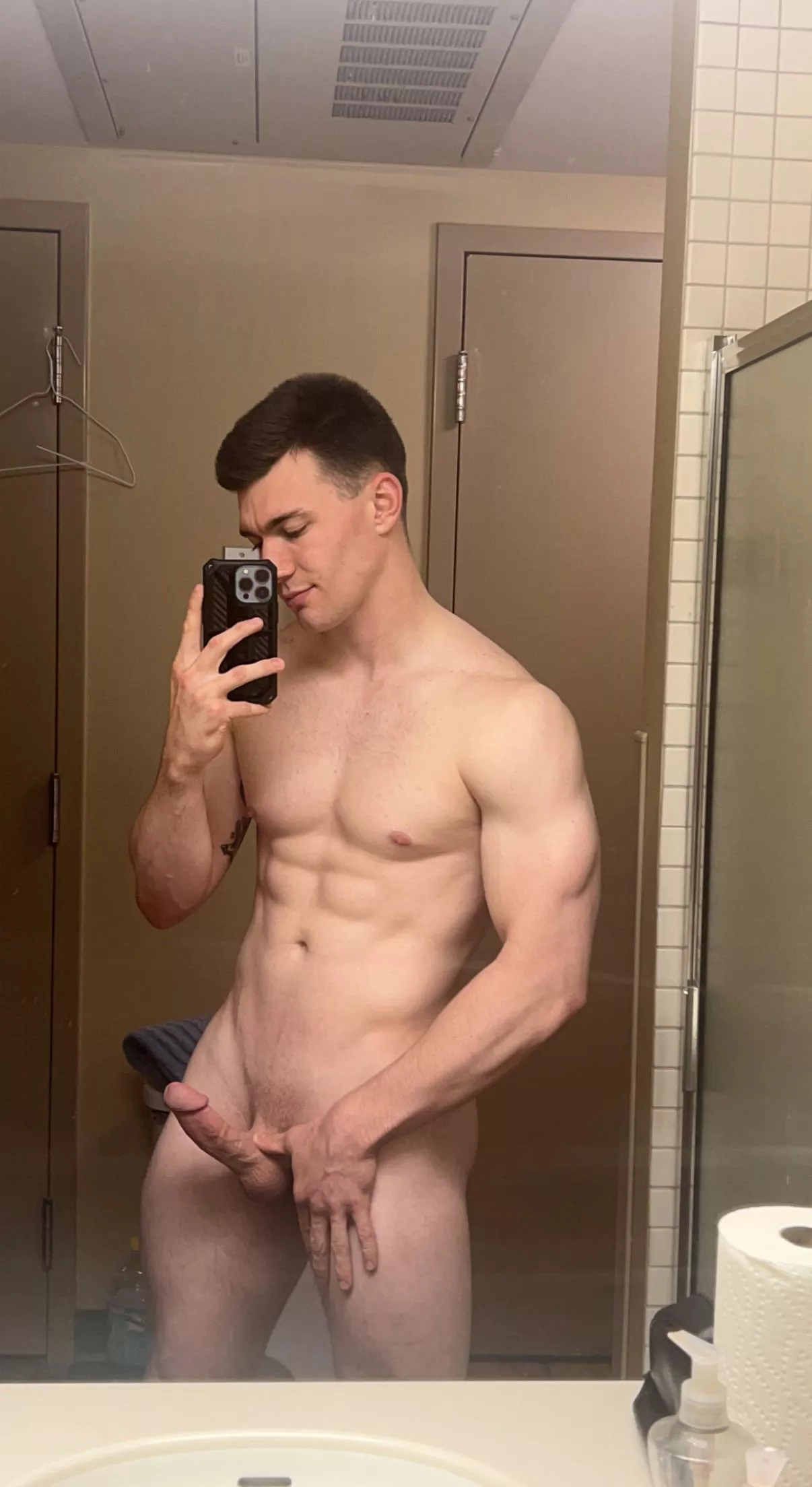 Different kind of post-gym pictures😈