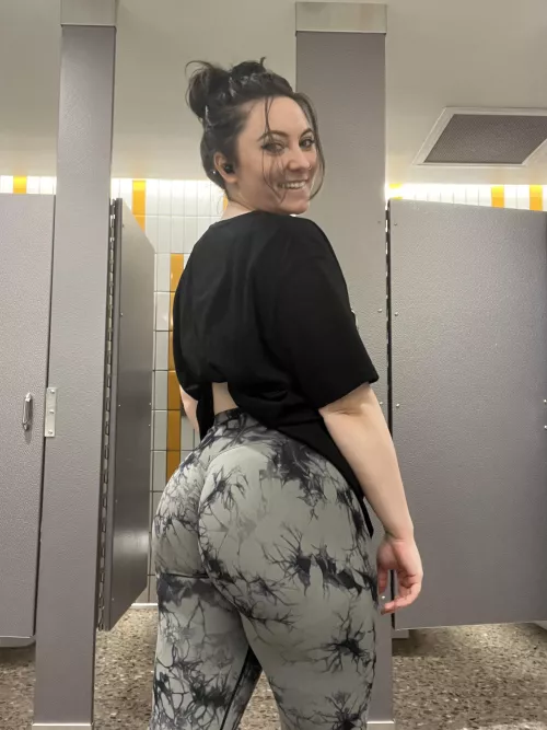 Do you like goth girls with big booties? 😏