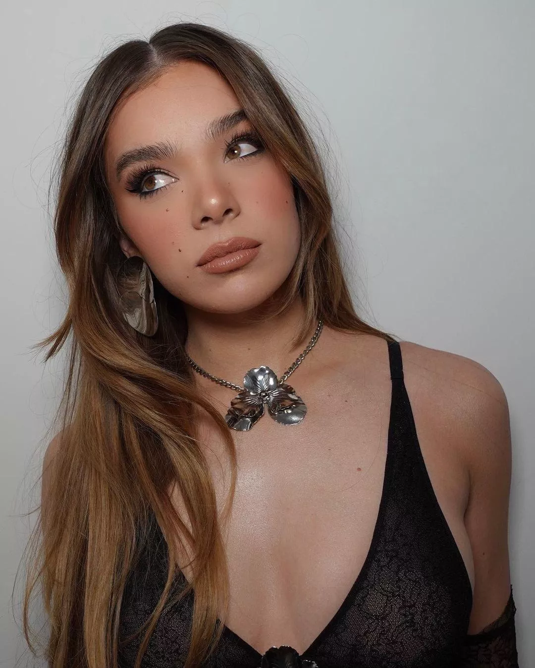 Edging to Hailee Steinfeld always feels amazing! Help me edge to her please!