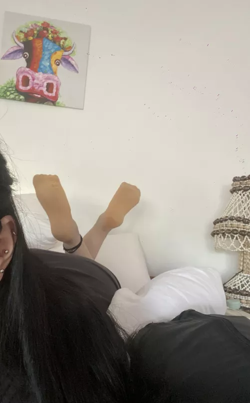 [F] Hello. feeling bored . 🫤