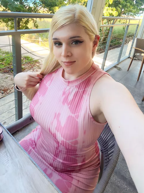 Good morning from this curvy femboy 🥰