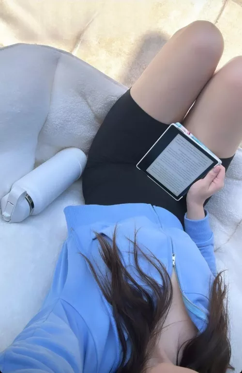 I rarely post on reddit but reading smut in the sun has got me feeling a little naughty