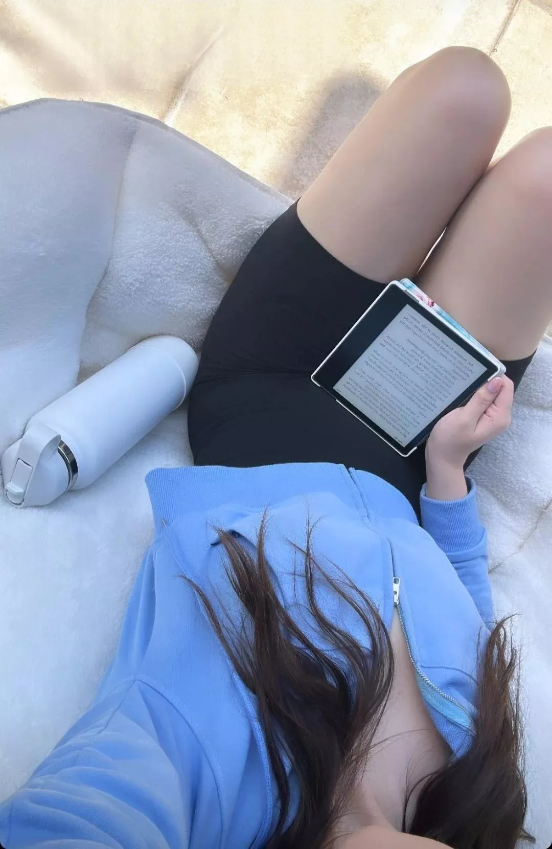 I rarely post on reddit but reading smut in the sun has got me feeling a little naughty