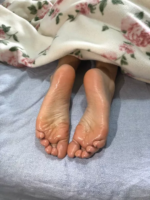 I really want to stay in bed today 😴 someone join me?🥰