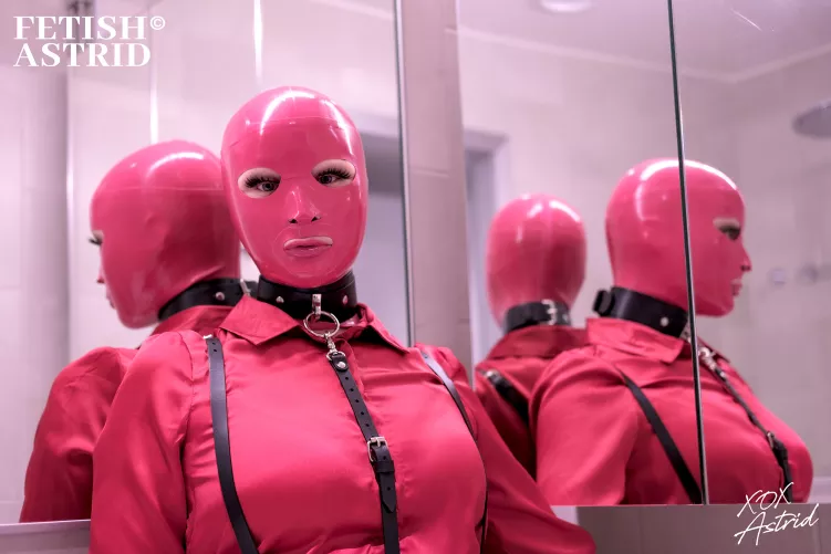 Very pink hooded girl wished you a happy monday 💋💖