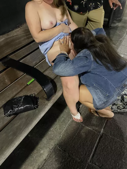 We showed that park bench a good night 😏