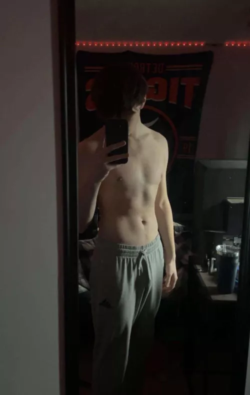 18 hs jock just finished freshman year. HMU if you’re hot, under 35 and real. And are picking up what I’m putting down from post ;)