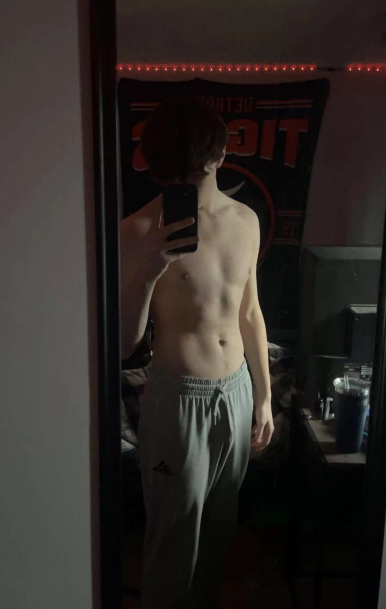 18 hs jock just finished freshman year. HMU if you’re hot, under 35 and real. And are picking up what I’m putting down from post ;)