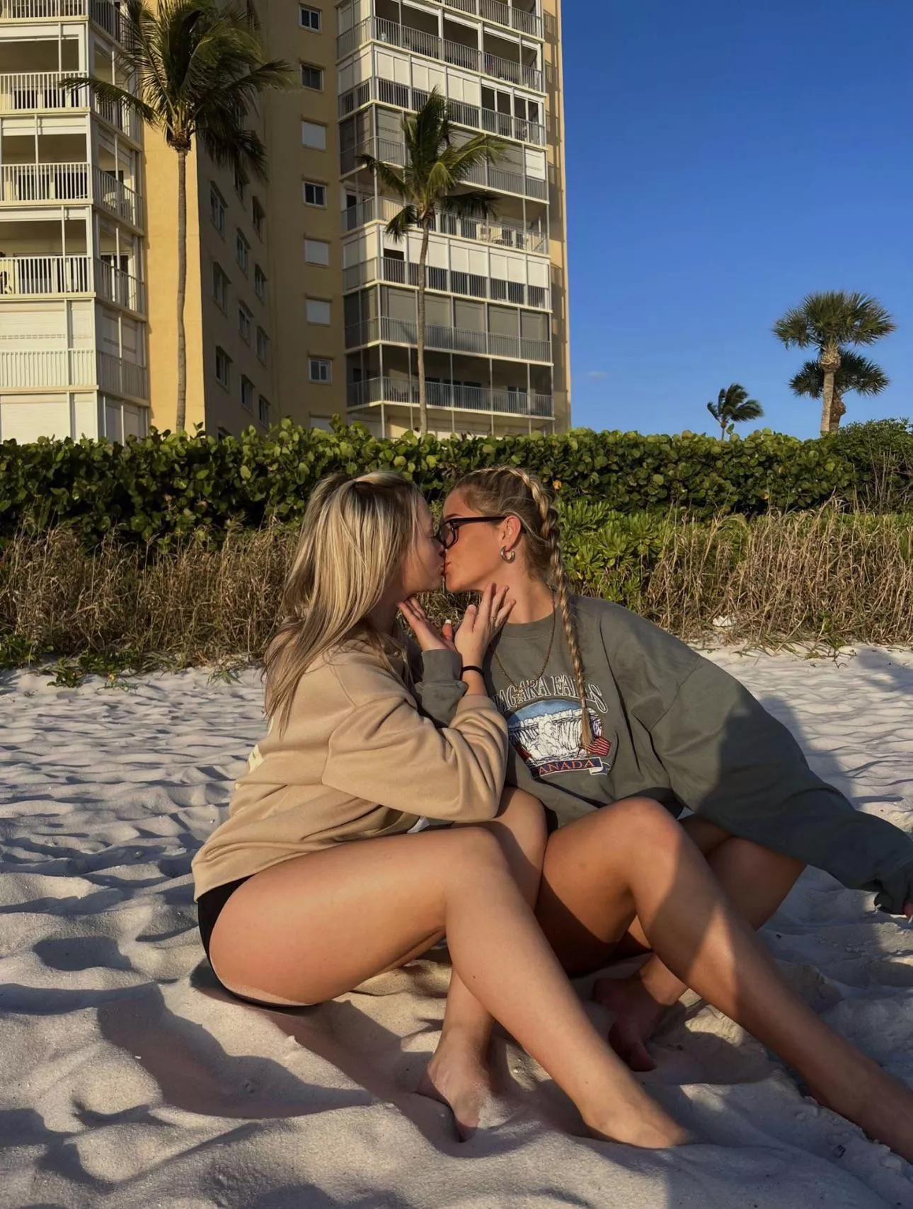 A quick beach kiss