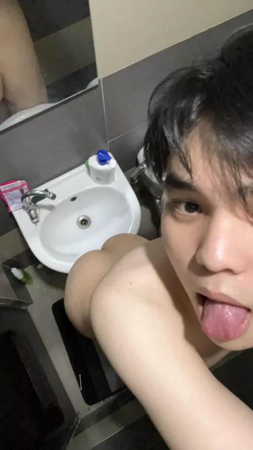 asian slut needs a hung boyfriend 🥺 snap: kylie.emgur