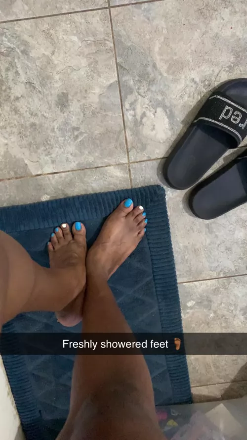 Blessing you with my pretty brown feet. You know everything about me makes you weak simp and send.