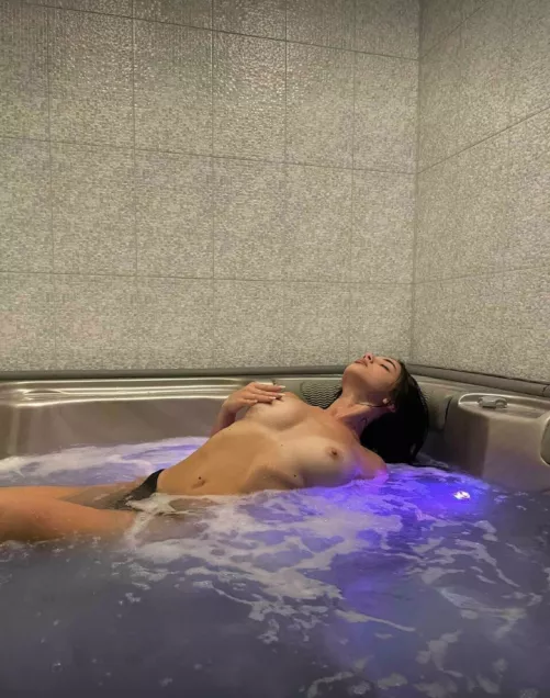 Come chill in a jakuzzi with me