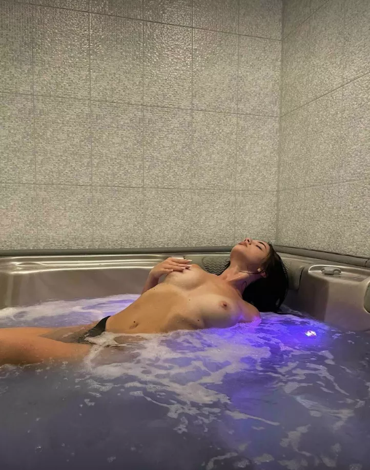 Come chill in a jakuzzi with me