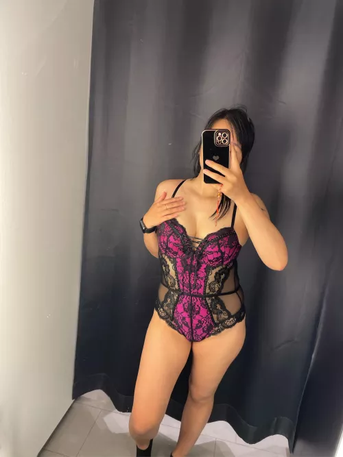 First time trying this type of outfit. Would like some thoughts on if it goes well on me? 😊