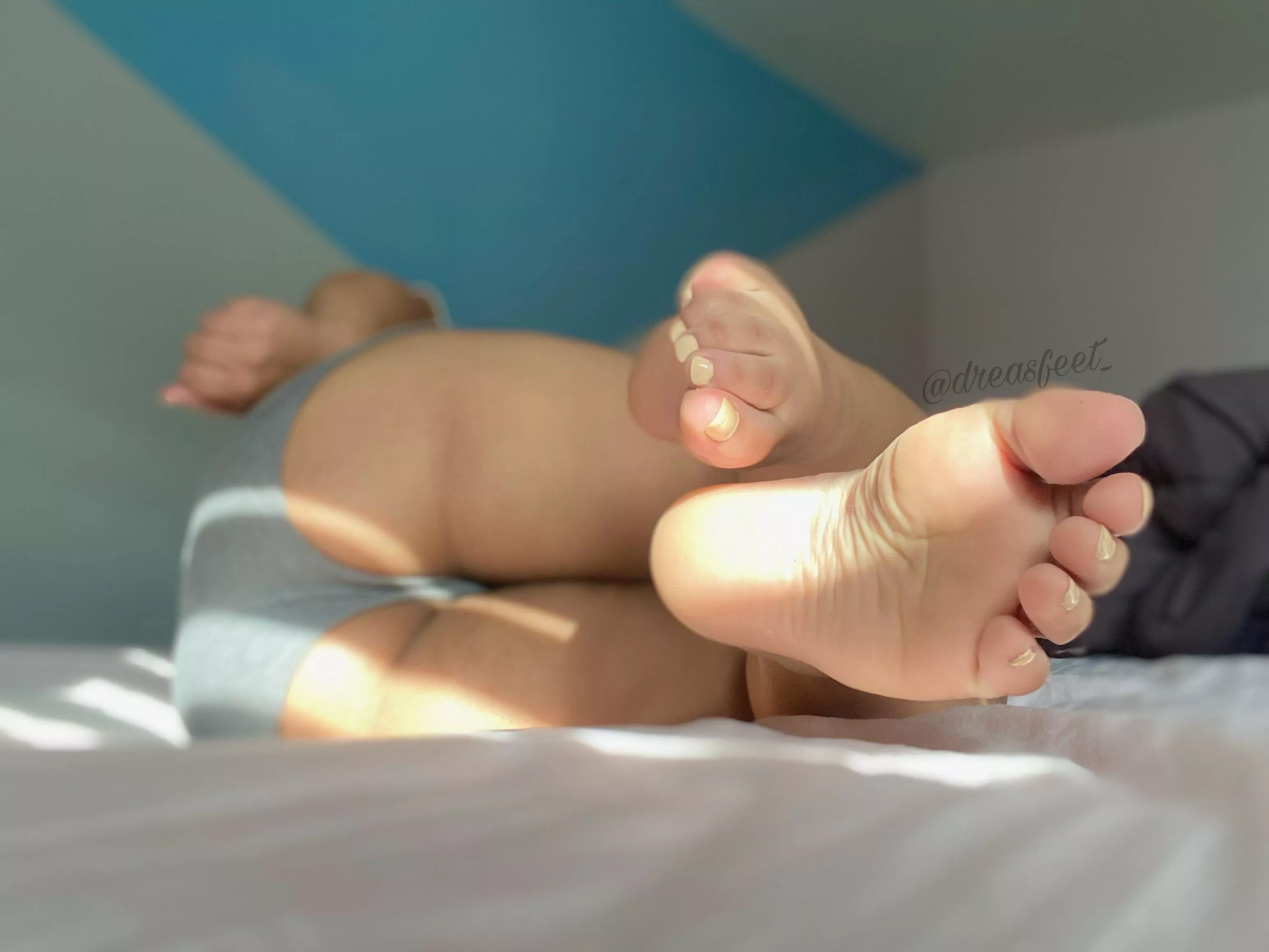 Happy Thursday to all the dicks that twitched after seeing this pic, plus good morning if I gave it a boner😈