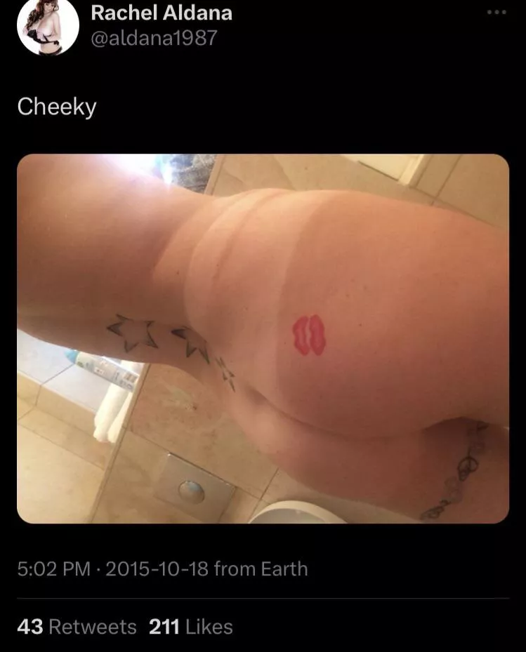 Her nice flat booty 🍑