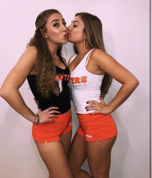 Hooters girls