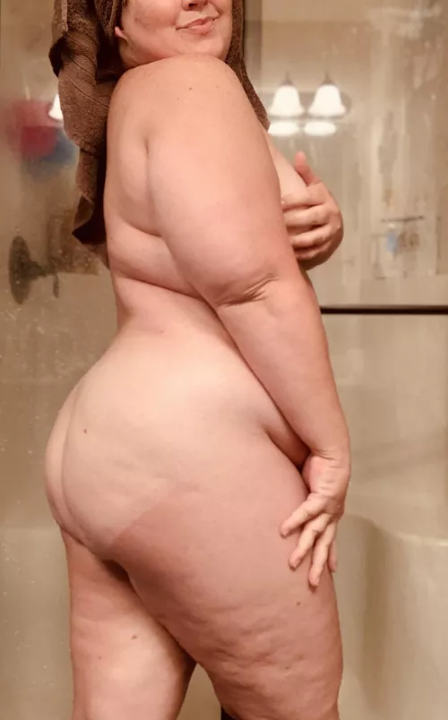 How about a curvy milf for your lunch?