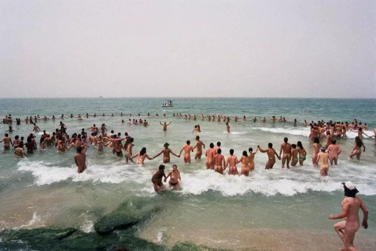 Human chain (in Israel, probably Tunick)