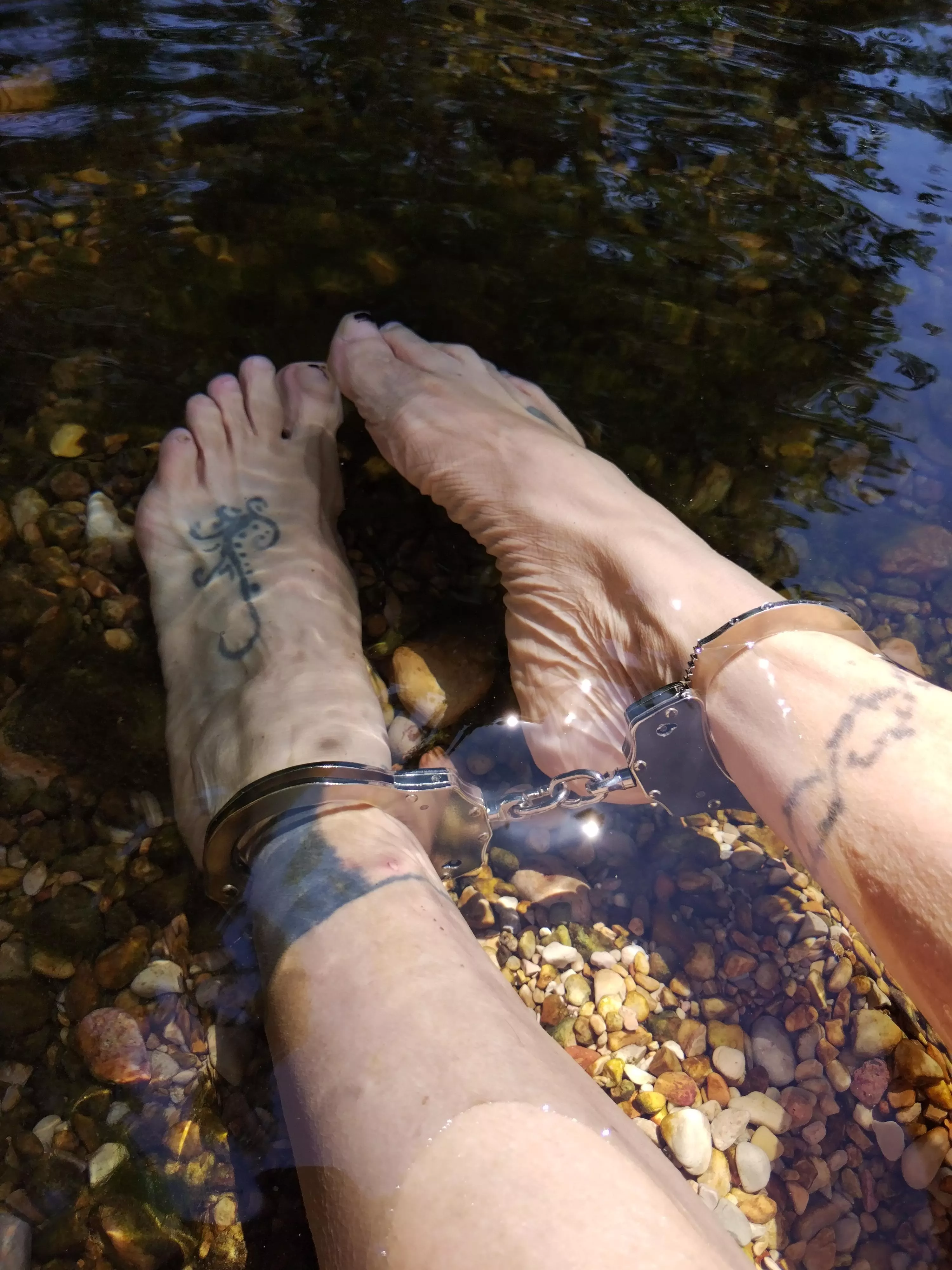 I always bring some handcuffs with me. That was perfect to chill on the creek secured and embraced by steel 😺(oc)
