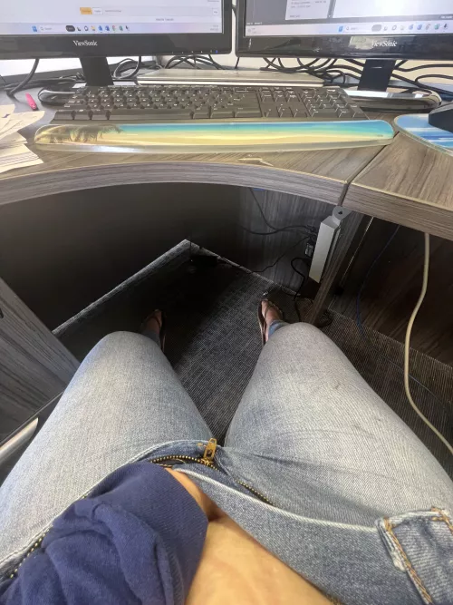 i can not stop playing with my pussy at work