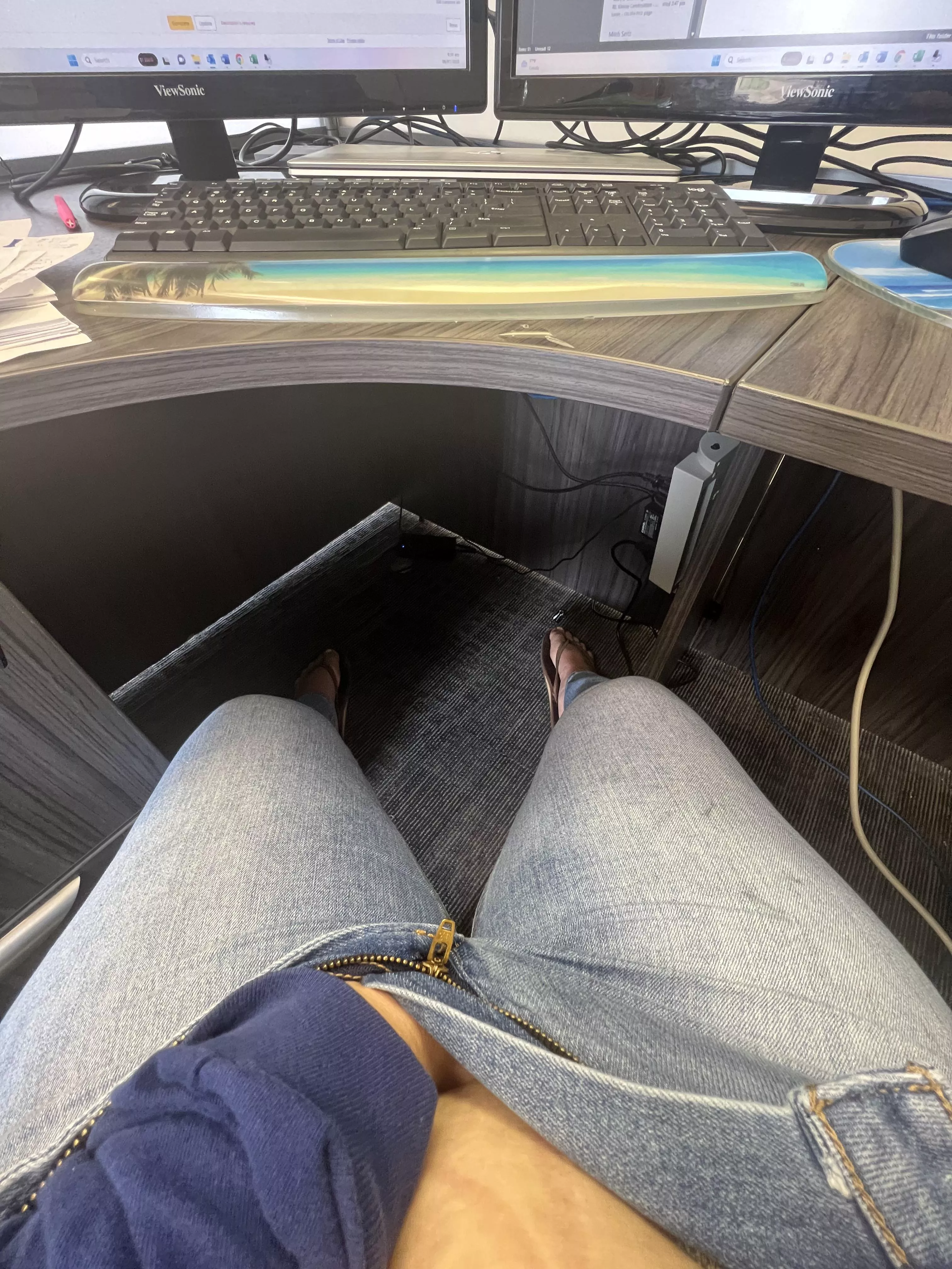 i can not stop playing with my pussy at work