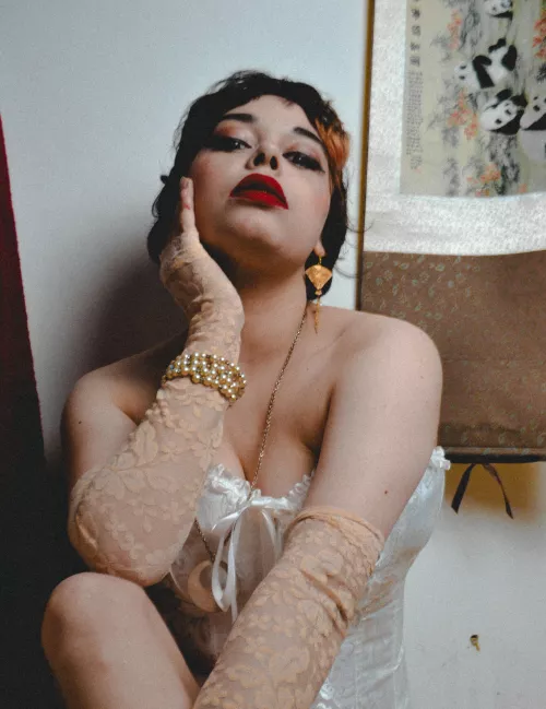 I love corset and red lipstick