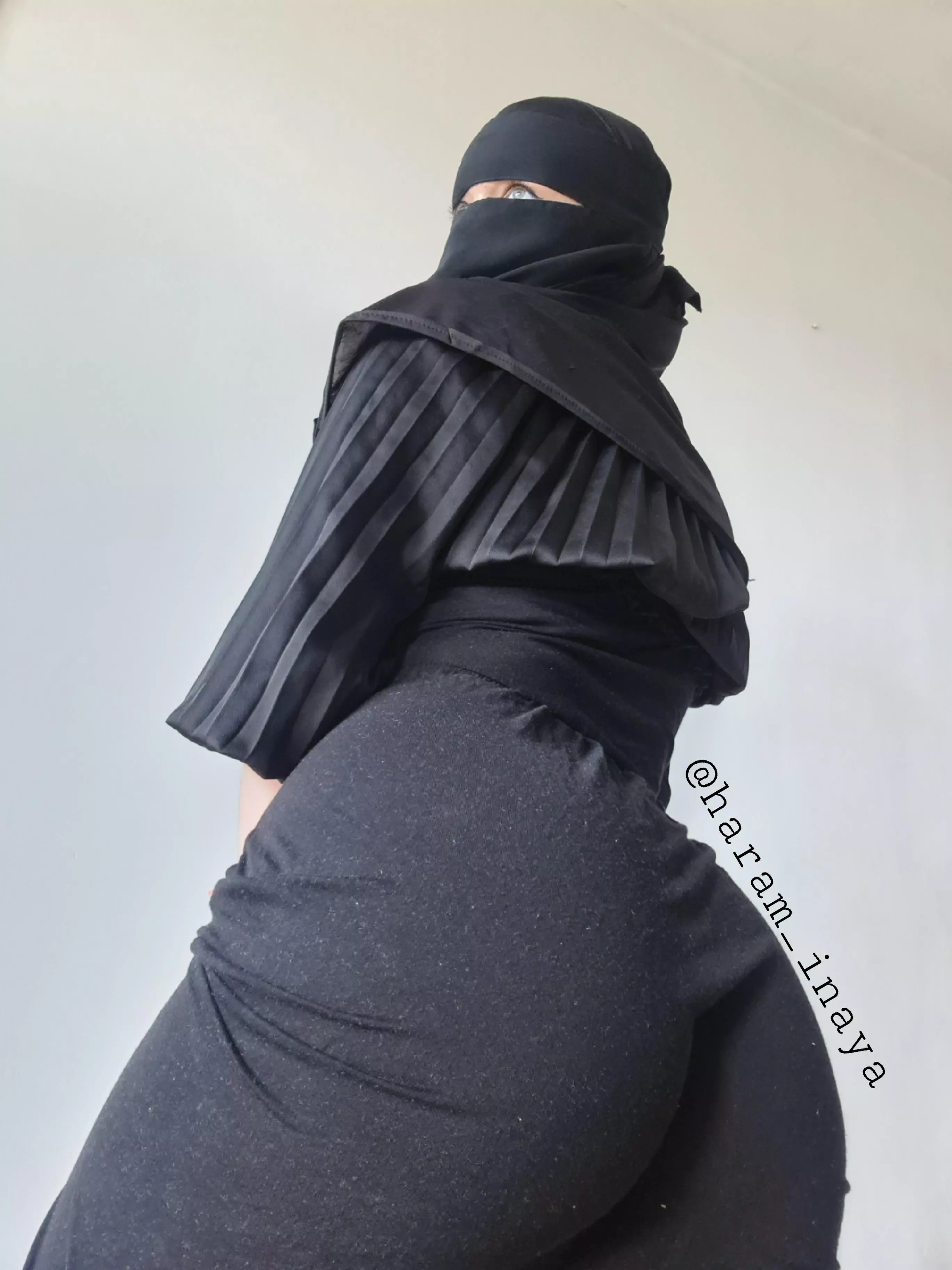 Is not wearing panties under my abaya haram?🤭
